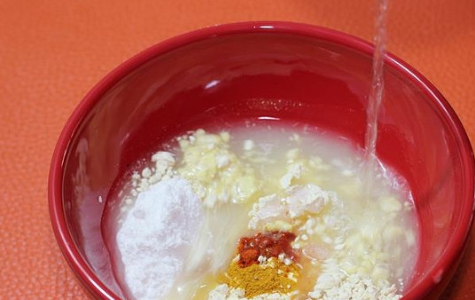 1. Этап. Овощные шарики в кляре: 8. В глубокой мисочке соедините рисовую и нутовую муку, соль и перец, воду.