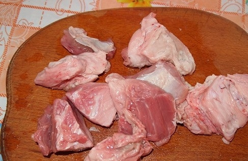 1. Этап. Начинка для беляшей: Мясо промойте и нарежьте средними кусочками.