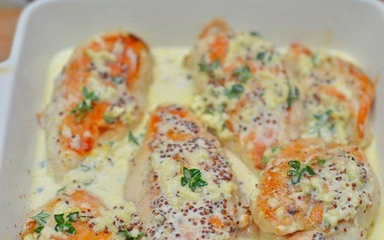 1. Этап. Куриное филе со сливками: Филе переложите в противень или в форму для запекания и залейте сливочным соусом.