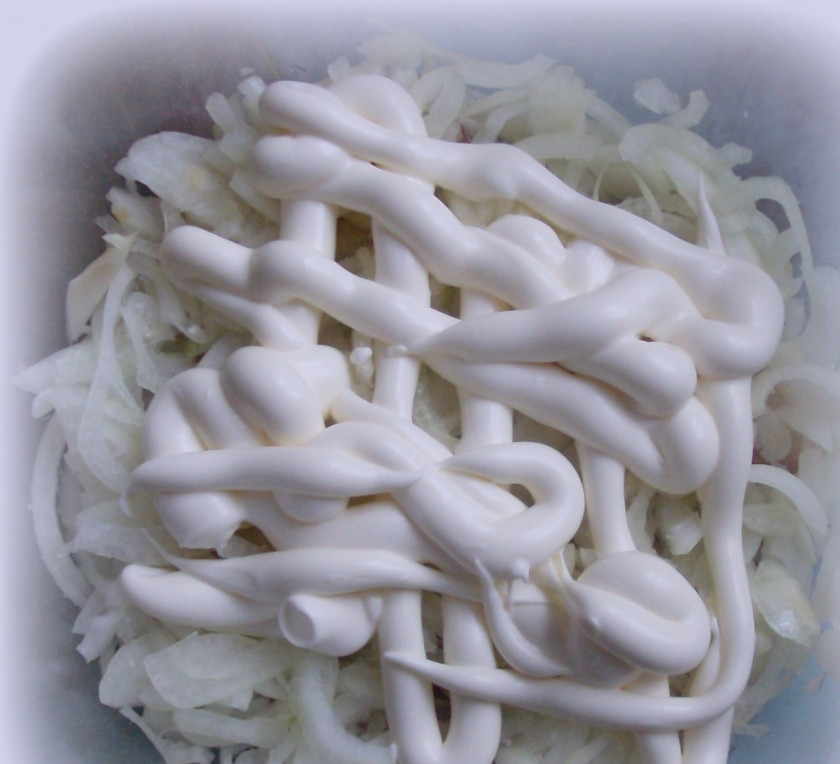 1. Этап. Минтай тушеный в майонезе: Лук солим и выдавливаем на него пол пачки майонеза.