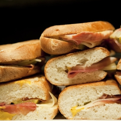 1. Этап. Сэндвич с ветчиной и сыром: 6. Сэндвичи с ветчиной и сыром готовы! Приятного аппетита!