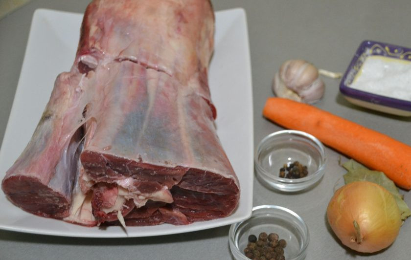 1. Этап. Холодец из говяжьих лыток: Подготовьте ингредиенты для холодца.