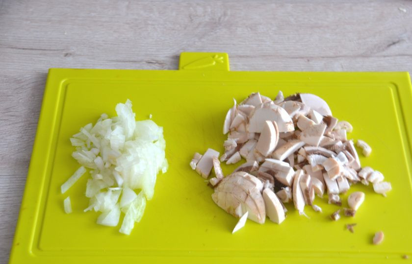 1. Этап. Пирог из рулетиков с разными начинками: Мелко нарежьте половинку луковицы, порежьте шампиньоны.