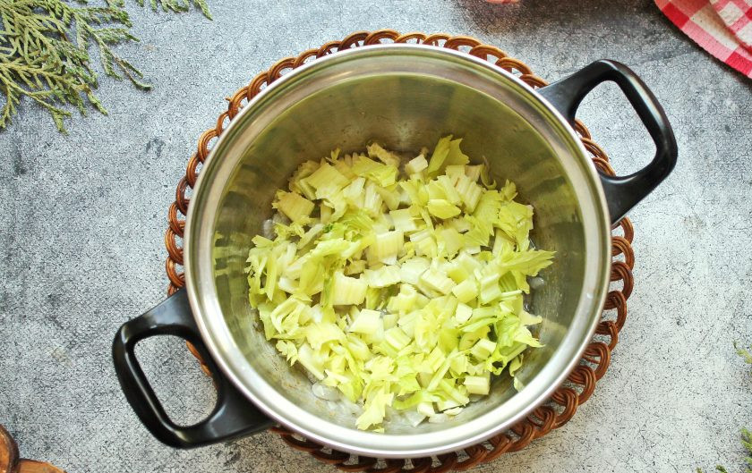 1. Этап. Суп из фенхеля и сельдерея: Сельдерей порежьте кусочками и добавьте в кастрюлю.