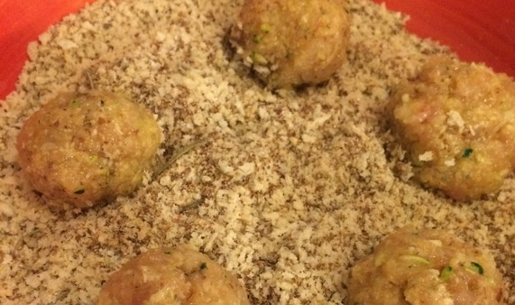 1. Этап. Наггетсы: 3. Формируем теперь из этой смеси наггетсы, обваливаем их в панировочной смеси.