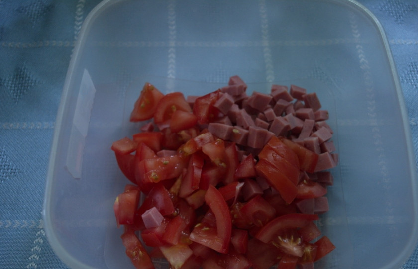 1. Этап. Салат Удачный с маком: Добавляем измельченный помидор.
