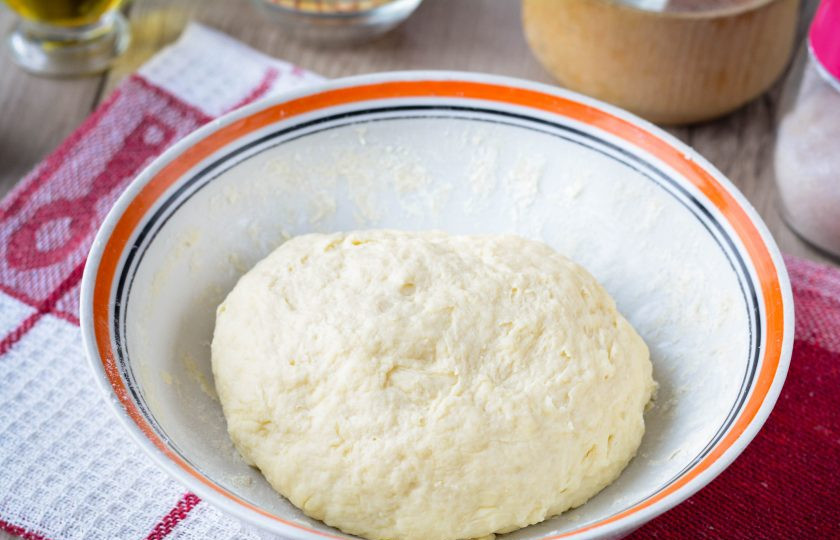 1. Этап. Тонкие пирожки на кефире: Замесите мягкое тесто, которое не будет прилипать к рукам. Оставьте отдыхать под полотенцем на 15-20 минут.