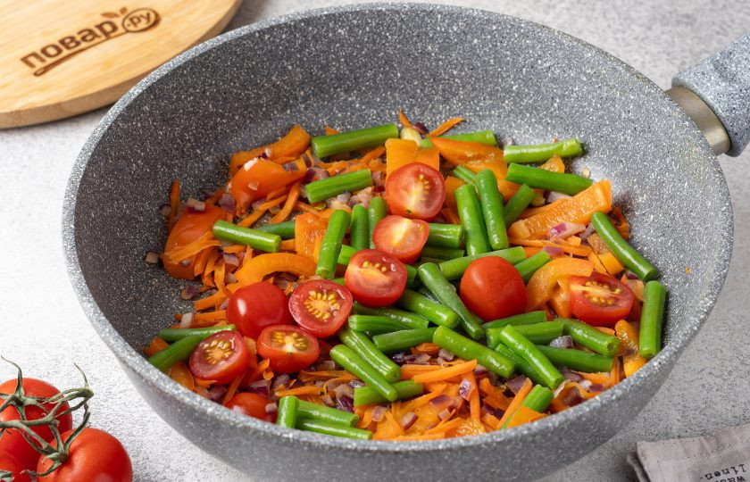 1. Этап. Сорго с грибами и овощами: Добавьте порезанные пополам помидоры черри, измельченный чеснок и стручковую фасоль. Готовьте еще 2-3 минуты, чтобы овощи стали лишь немного мягче. Посолите и поперчите по вкусу.