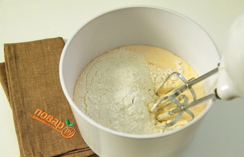 1. Этап. Умное пирожное: Всыпьте муку.