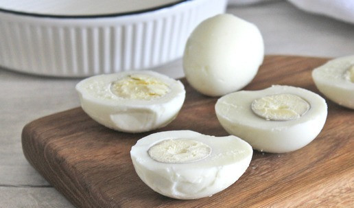 1. Этап. Яйца в сырном соусе: Сваренные вкрутую яйца разрезать на 2 половинки по длине.