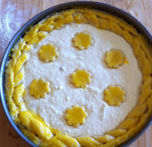 1. Этап. Пасха творожная запеченная: 3. Готовую творожную массу перекладываем в форму с тестом. Из остатков теста формируем украшения и выкладываем их на верх. Яичным желтком смазываем верх и отправляем в разогретый до 180 градусов духовой шкаф на 1 час, может понадобиться немного больше или меньше времени. Готовую творожную пасху сразу не вынимаем из формы, оставляем немного остыть. Приятного аппетита!