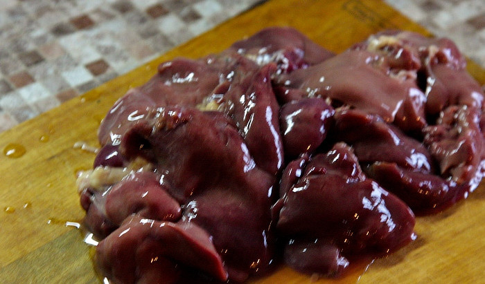 1. Этап. Печень с болгарским перцем: Печень моем, просушиваем и нарезаем небольшими кусочками.