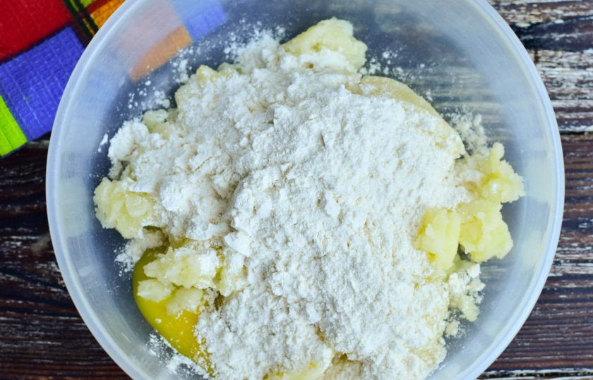 1. Этап. Немецкие кнедлики: Затем добавьте муку.