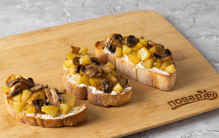 1. Этап. Брускетта с грибами и грушей: Сверху выложите грибы и грушу.
