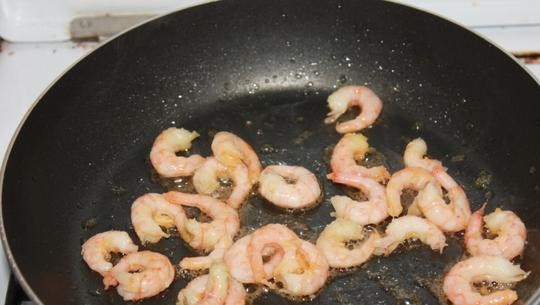 1. Этап. Креветки карри: Креветки помойте и почистите. Обжарьте их пару минут в масле на сильном огне с обеих сторон.