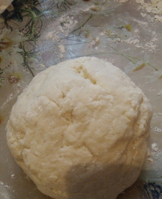 1. Этап. Пельмени из говяжьего фарша с луком: 3. Вымешивайте до тех пор, пока тесто не станет эластичным. Затем разделите его на части и раскатывайте каждую часть достаточно тонко.