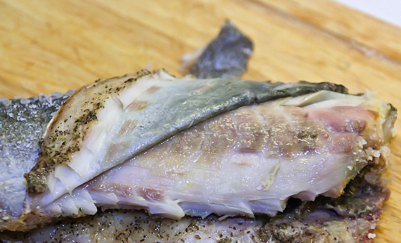 1. Этап. Сибас в соли: 8. В таком виде рыба не съедобна, обязательно аккуратно снимаю шкурку по всей рыбе, по направлению от головы к хвосту (она легко отходит).