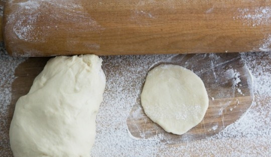 1. Этап. Вареники со сливами: Из теста раскатать лепешки для вареников.