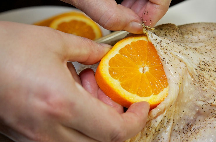 1. Этап. Курица под сладким соусом: 3. Аккуратно поместите их между шкуркой и мякотью.