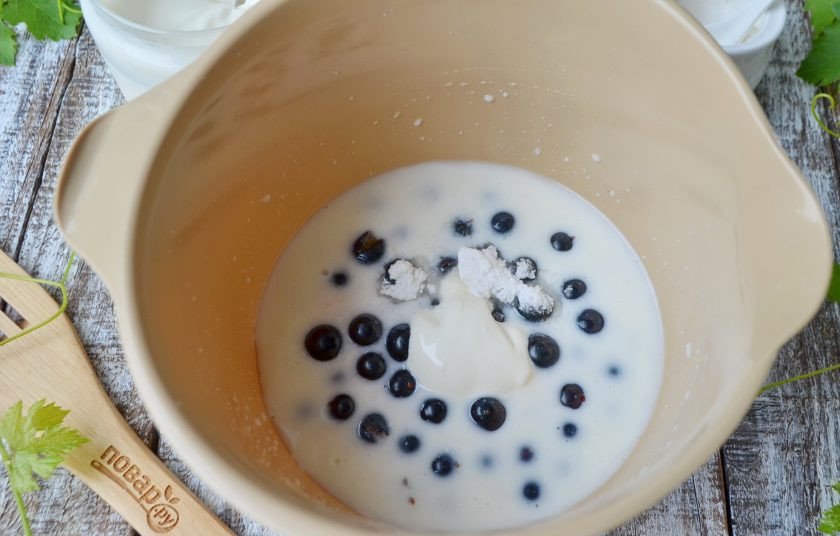 1. Этап. Сладкий холодник: В чашу блендера сложите ягоды (90 г), добавьте сметану (55 г, оставшиеся 5 г используйте для украшения супа), кефир и сахарную пудру. Оставшиеся 10 г ягод оставьте для подачи супа.