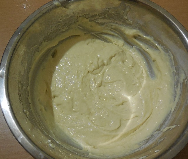 1. Этап. Пирог с мясом на скорую руку: Потом добавьте постепенно муку и замесите тесто. Оно должно получаться не сильно густым, а как тесто на оладьи.