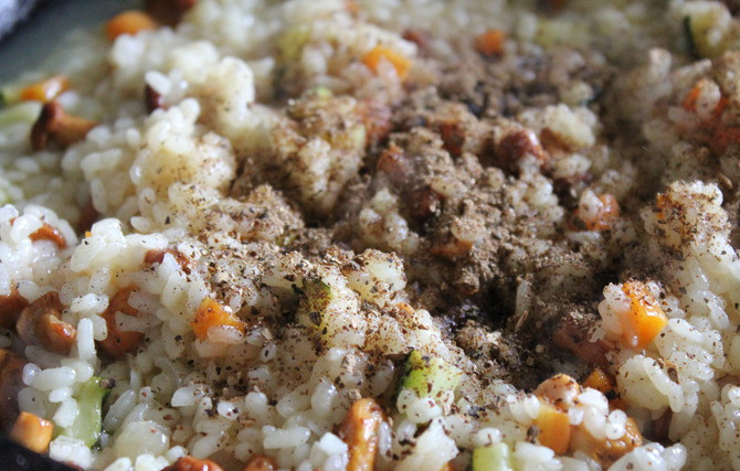 1. Этап. Ризотто с замороженными овощами: Перемешиваем. Добавляем специи, Заливаем куриный бульон, сыпем соль. Варим, пока жидкость не впитается, постоянно помешивая.