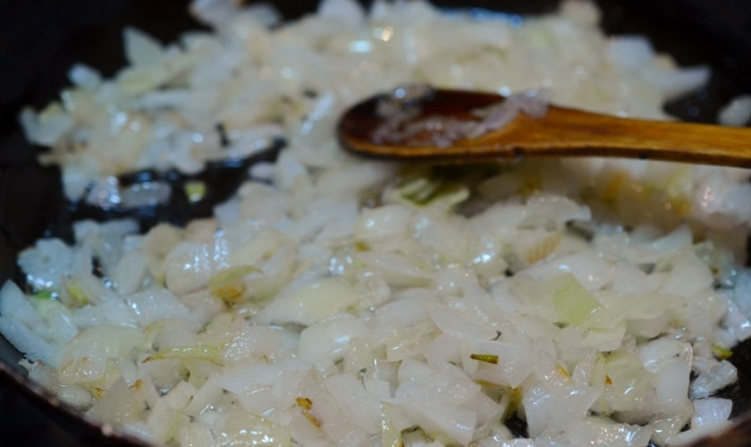 1. Этап. Суп Бозбаш классический: Пока варится мясо, очистите и измельчите лук (я режу его кубиками примерно 1х1 см.), обжаривайте его около 3-х минут.