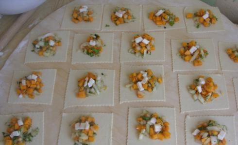 1. Этап. Манты по-таджикски: 2. Замесим тесто из муки и воды, с небольшим добавлением соли. Раскатываем в тонкий пласт, вырезаем одинаковые квадратики, по центру выкладываем начинку. Защипываем края.