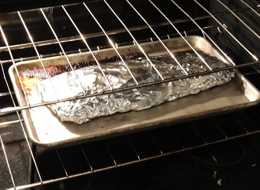 1. Этап. Телячьи ребра в духовке: Духовку разогрейте до 130 градусов, если она это позволяет. Или до минимальной температуры. На кусочек фольги положите ребра в один слой и заверните в фольгу. Выпекайте 3-4 часа.