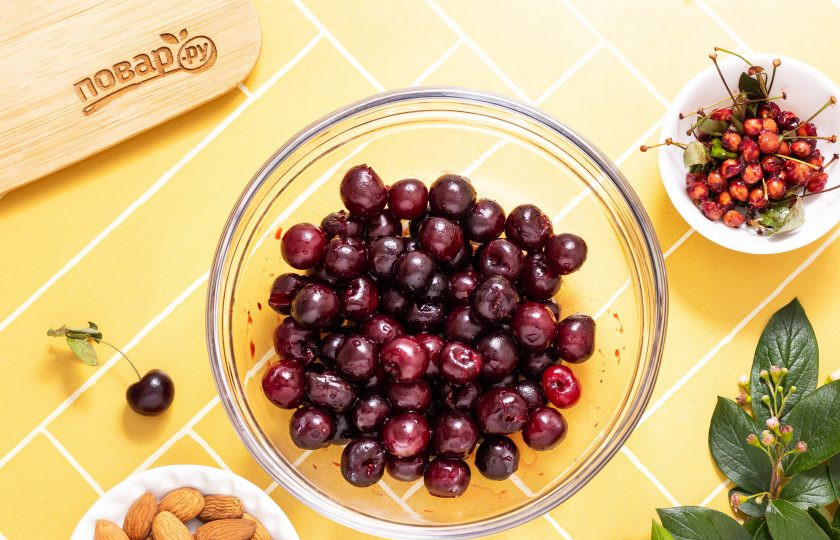 1. Этап. Варенье из вишни с миндалем: Удалите из вишни косточки. Это можно сделать с помощью соломинки, булавки или шпильки для волос.