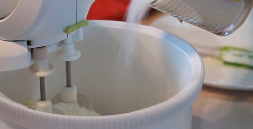 1. Этап. Маффины с Маскарпоне: 2. В полученную массу постепенно всыпьте сахар, продолжайте взбивать до равномерного его распределения.