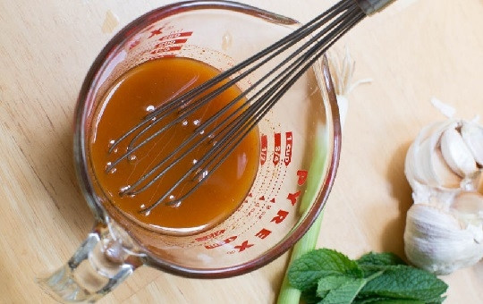 1. Этап. Салат из запеченных баклажанов: 3. А тем временем включите разогреваться духовку, можно заняться заправкой. В глубокой емкости соедините оливковое масло, яблочный уксус, мед и паприку. Очистите чеснок, измельчите его. Все как следует перемешайте.