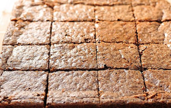 1. Этап. Шоколадные пирожные с теплым шоколадным соусом: 3. Дать остыть в течение нескольких минут, прежде чем разрезать.