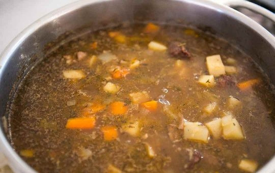 1. Этап. Овощи, тушенные с мясом в говяжьем бульоне: Отправьте овощи к мясу и тушите еще минут 40, по вкусу добавьте соль, перец и лавровый лист.