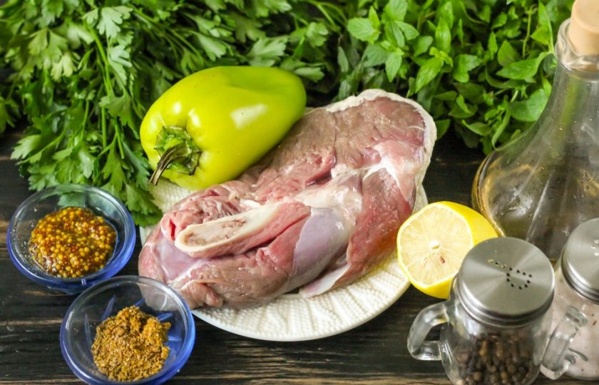 1. Этап. Баранина с мятным соусом: Подготовьте указанные продукты. Промойте баранину и срежьте с мяса все жилы, пленки.