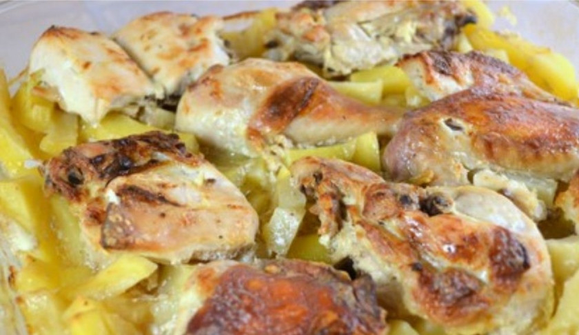 1. Этап. Курица с картошкой в сметане: 7. Поставьте в разогретую духовку до 200 С на 60-70 минут.