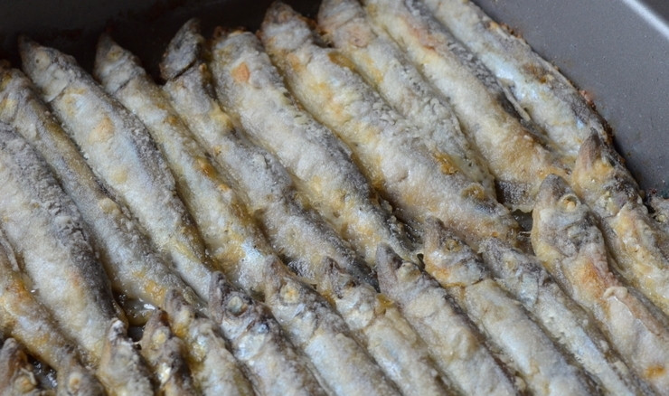 1. Этап. Запеченная мойва: Рыба получается румяной, аппетитной и вкусной. Желаю приятного ;)