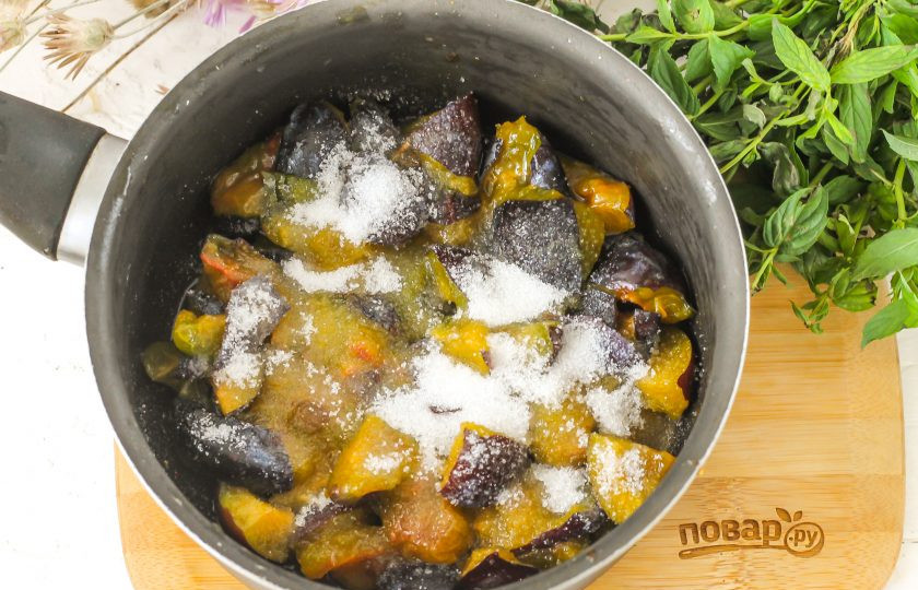 1. Этап. Нутелла из сливы: Нарежьте их на кусочки и высыпьте в глубокую емкость. Всыпьте сахарный песок и поместите емкость на плиту.