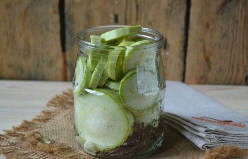 1. Этап. Маринованные кабачки на зиму: 6. Сложите кабачки в банку как можно плотнее, но не разламывая кружочки.