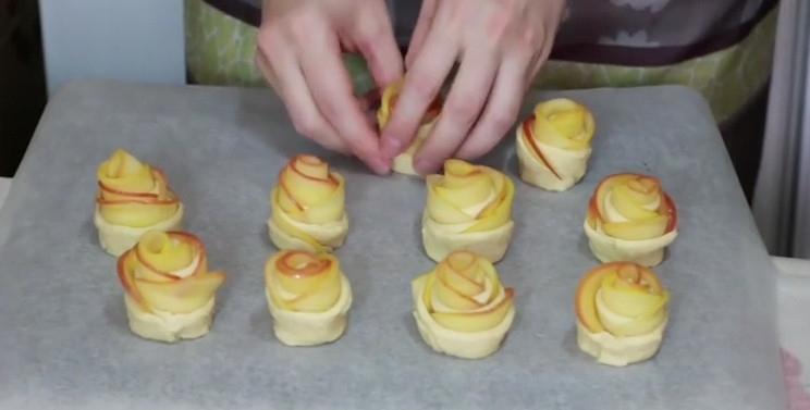 1. Этап. Легкий рецепт десерта: Заготовки роз разместите на противне, застеленном пергаментной бумагой. Отправьте их выпекаться в разогретую до 180 градусов духовку на 20-30 минут. Готовые розочки по желанию присыпьте сахарной пудрой.