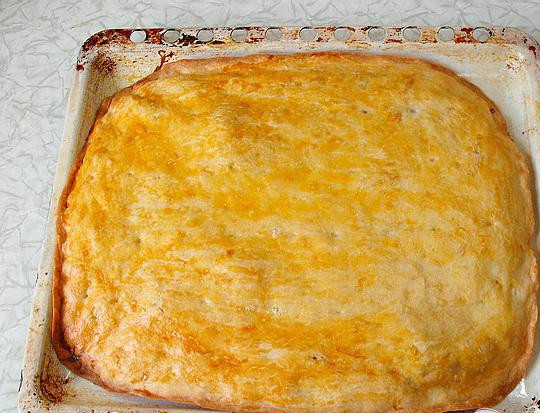 1. Этап. Пресный пирог с грибами: 6. Раскачиваем другой корж, накрываем начинку, и защипываем края. Яичным желтком смазываем. Примерно час, на небольшом огне выпекаем пирог, периодически поворачиваем. Затем вынимаем из духовки и даем остыть.