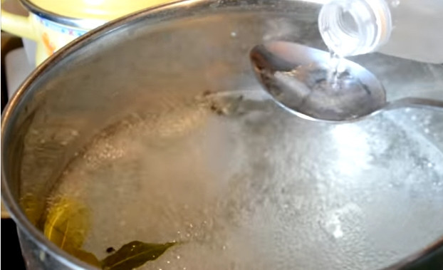 1. Этап. Жареные телячьи мозги в кляре: 2. Для приготовления маринада для варки в воду добавьте соль, лавровый лист, перец и уксус.