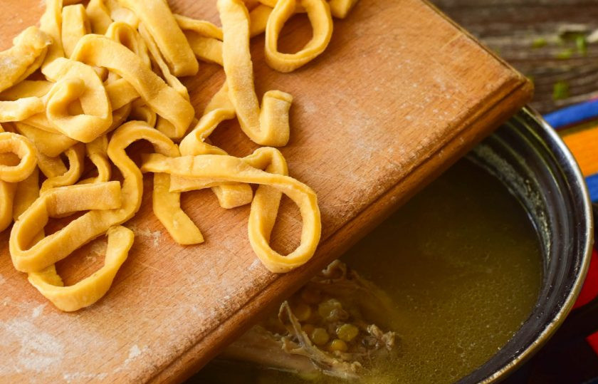 1. Этап. Гороховый суп с лапшой: Выложите подготовленную лапшу в суп. Варите его 10 минут.