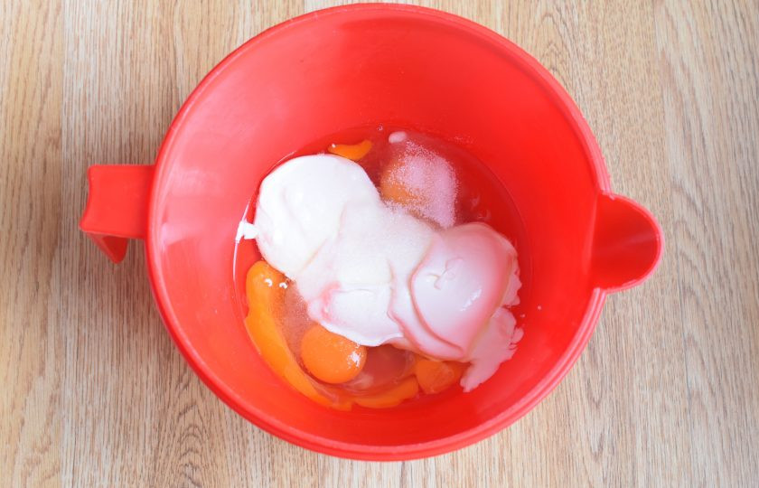 1. Этап. Пирог заливной с картошкой: Для теста венчиком или миксером смешайте сметану с яйцами, сахаром и солью до однородности.