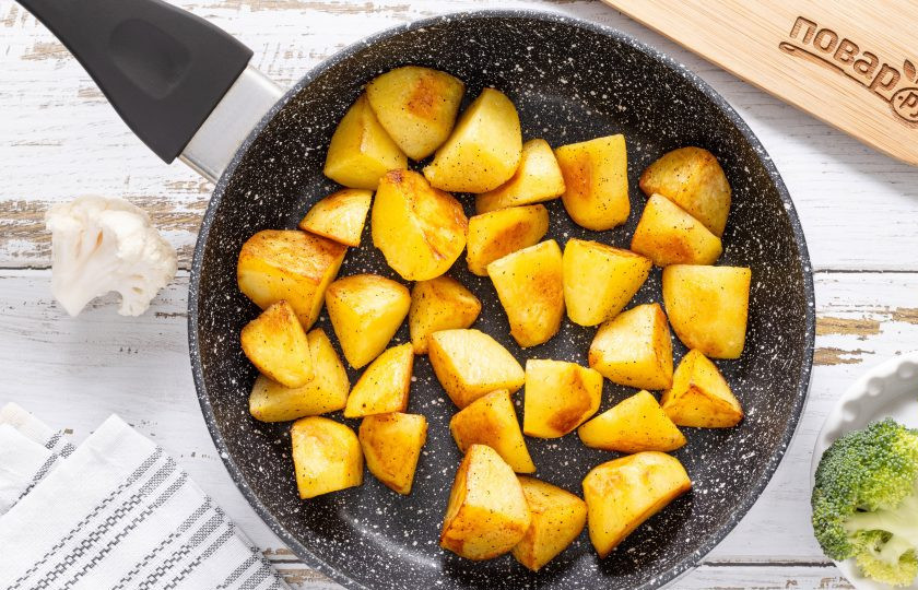 1. Этап. Картофель с брокколи и цветной капустой: Картофель очистите от кожуры, нарежьте крупными ломтиками. Обжарьте отдельно в сковороде до золотистого цвета, периодически помешивая. Затем накройте крышкой и на небольшом огне доведите до готовности. Посолите и поперчите по вкусу.