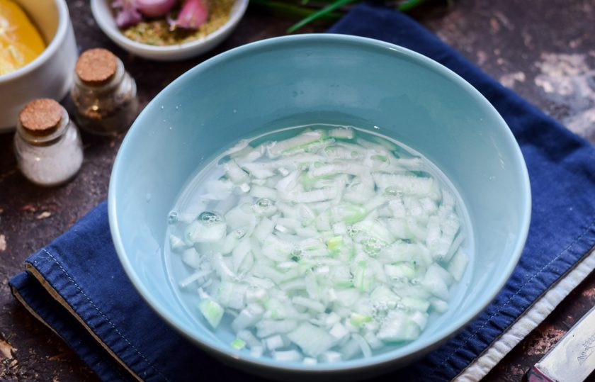 1. Этап. Паштет из тунца: Лук нарежьте мелкими кубиками, переложите в миску, добавьте уксус и воду. Маринуйте 10 минут.