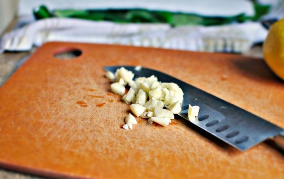 1. Этап. Песто из базилика: Нарежьте чеснок.