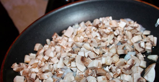 1. Этап. Курица диетическая с грибами: Грибы режем кубиками. Обжариваем с луком.