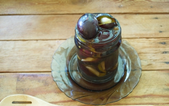 1. Этап. Маринованные сливы с чесноком: Слейте маринад назад в кастрюлю. Снова вскипятите. Добавьте корицу и уксус. Снова залейте сливу маринадом. Теперь закатайте крышками.