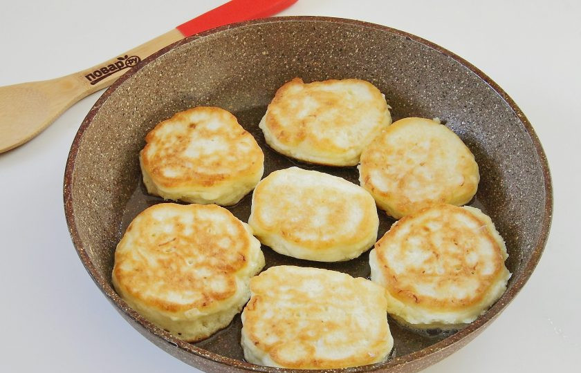 1. Этап. Оладьи из кабачков на кислом молоке: Выкладывайте тесто с помощью столовой ложки на раскаленную сковороду и обжаривайте оладьи на среднем огне с двух сторон до готовности.